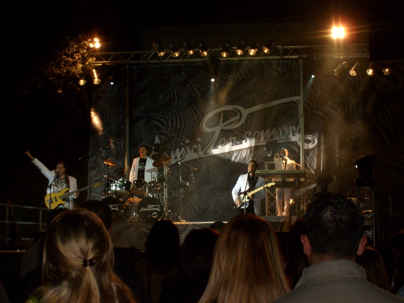 Scenografia zebrata – Amici Per Sempre live Viterbo